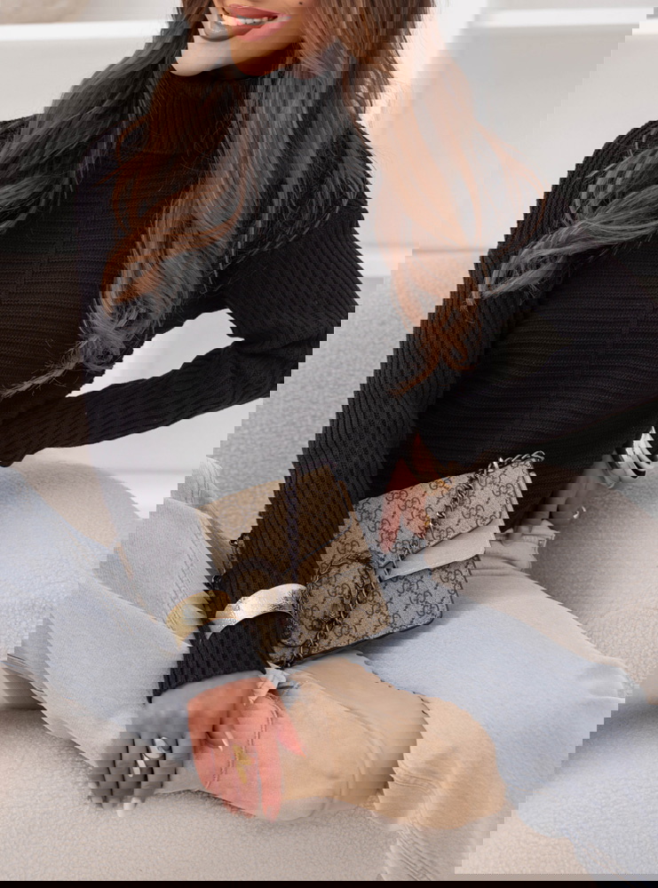 Czarny sweter z golfem Caylore