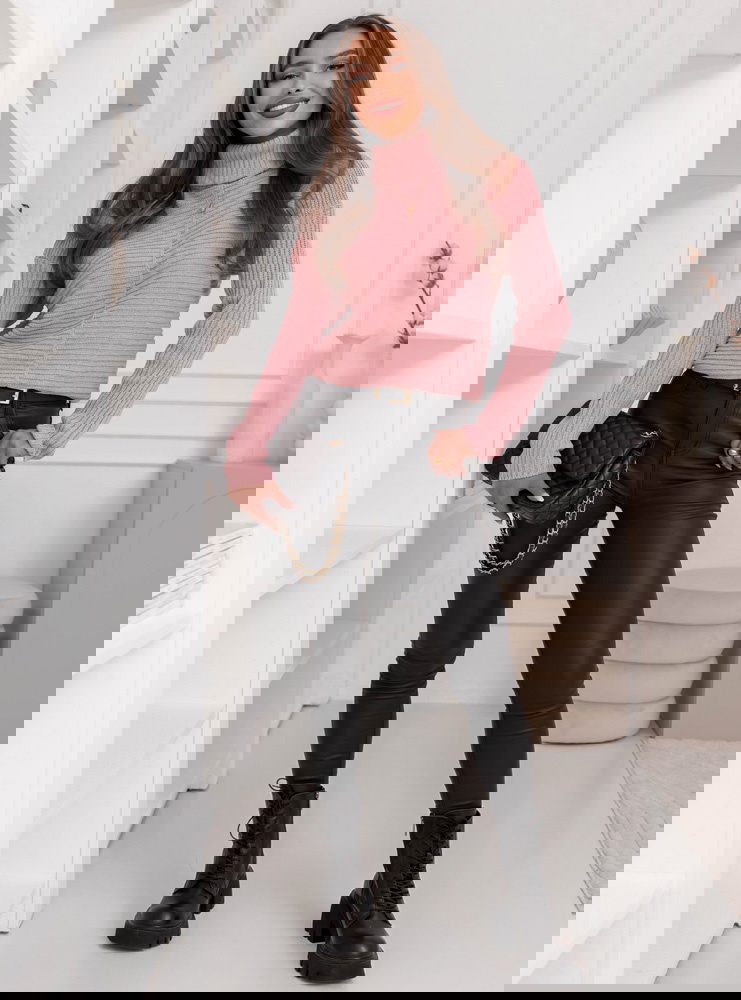 Pudrowy sweter z golfem Caylore