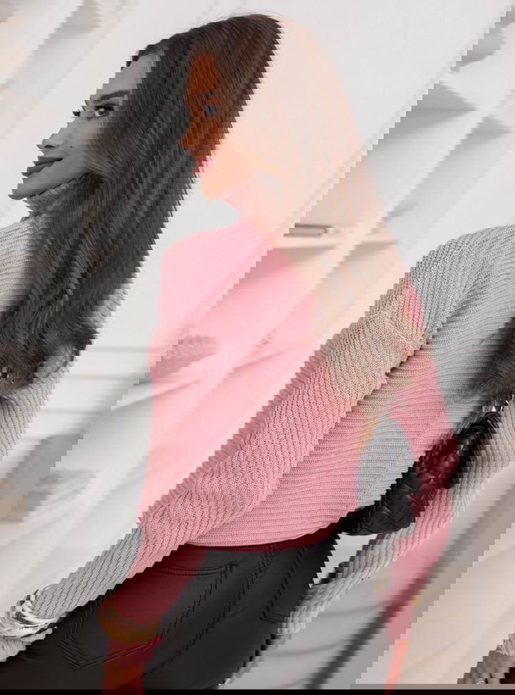 Pudrowy sweter z golfem Caylore