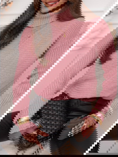 Pudrowy sweter z golfem...