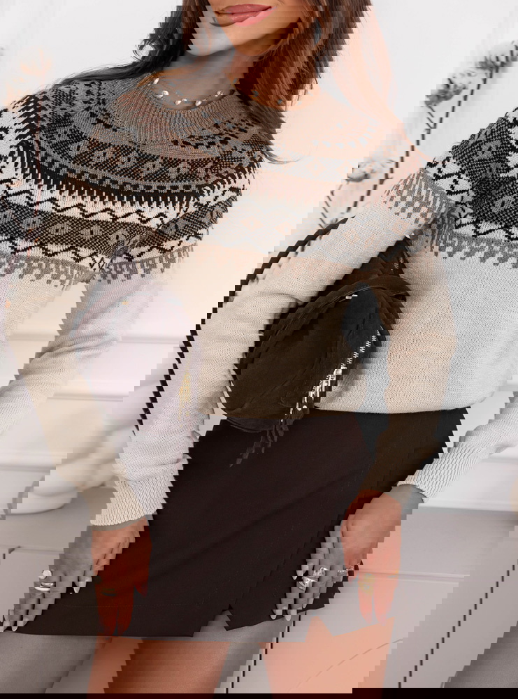 Beżowy sweter w skandynawski wzór...