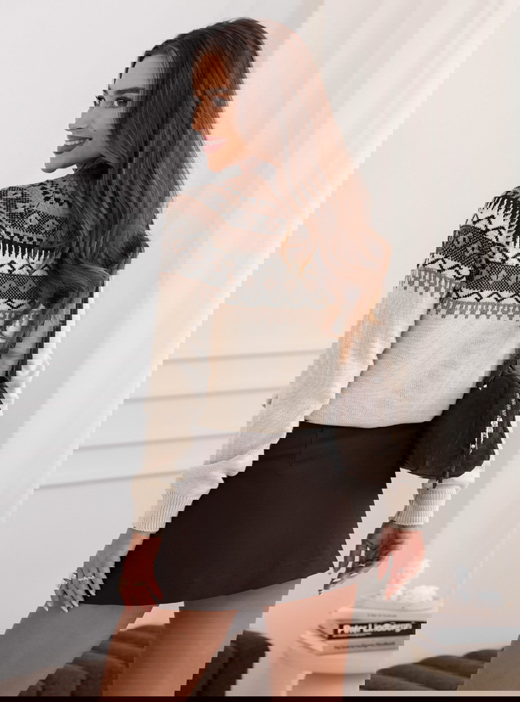 Beżowy sweter w skandynawski wzór...