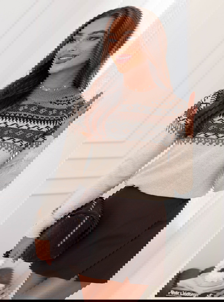 Beżowy sweter w skandynawski wzór...