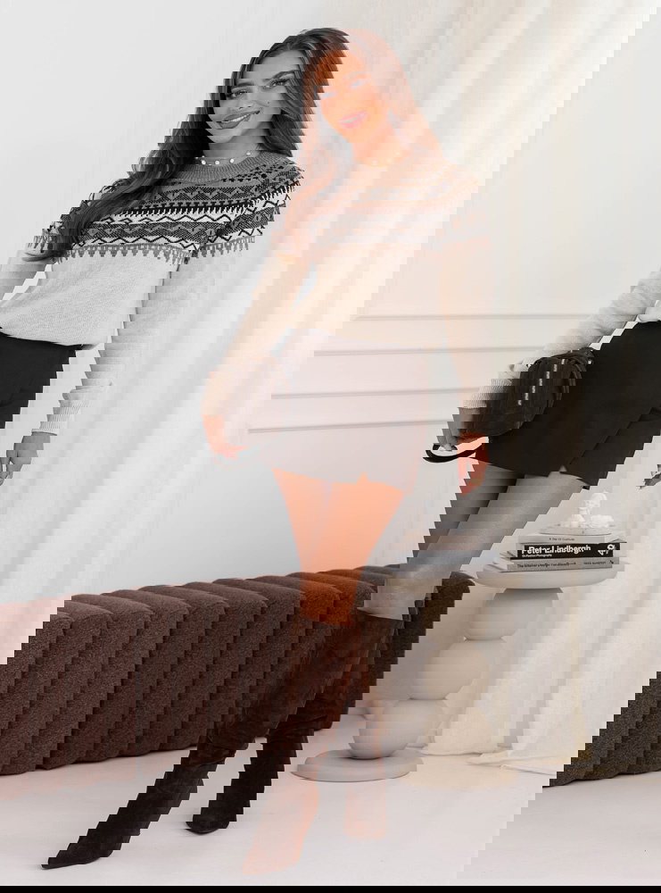 Beżowy sweter w skandynawski wzór...