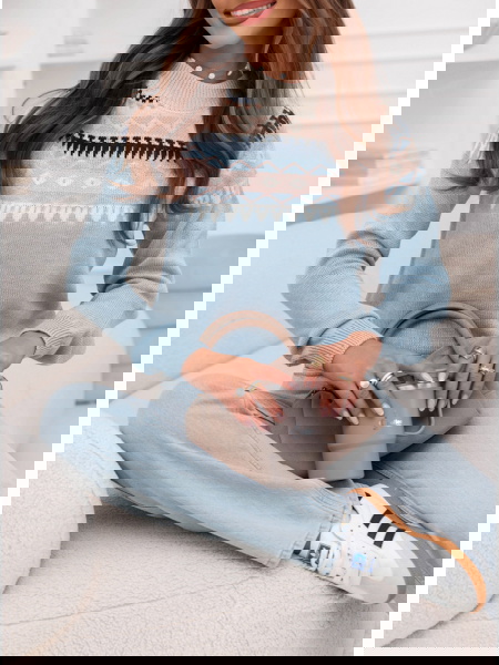 Błękitny sweter w...