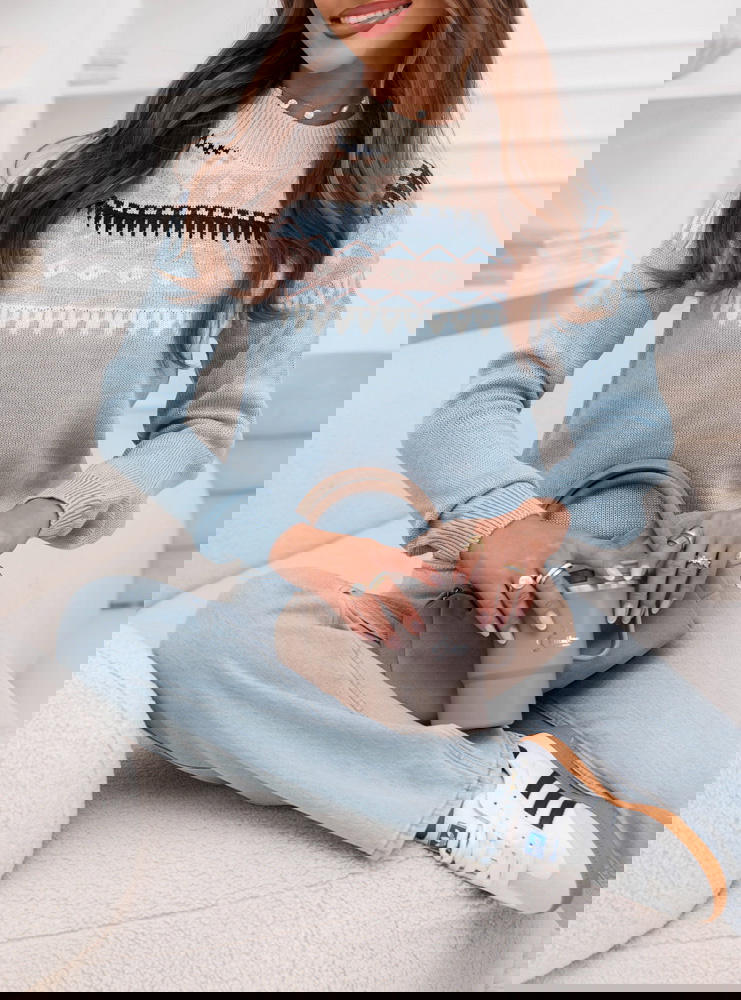 Błękitny sweter w skandynawski wzór...