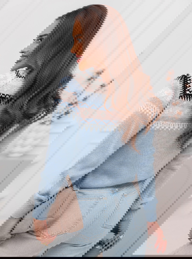 Błękitny sweter w skandynawski wzór...