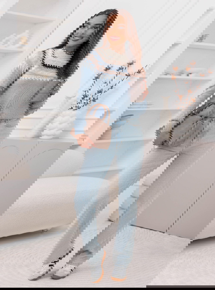 Błękitny sweter w skandynawski wzór...