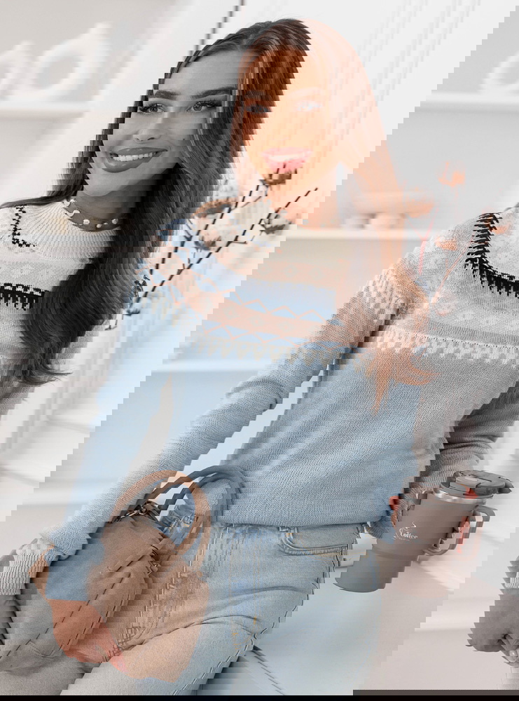 Błękitny sweter w skandynawski wzór...