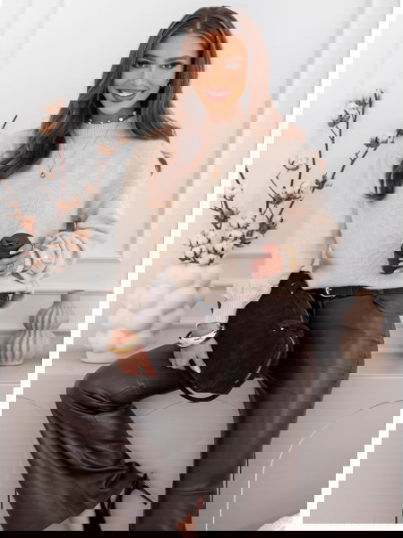 Beżowy sweter oversize...