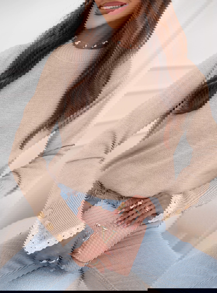 Beżowy sweter z koronką na rękawach...