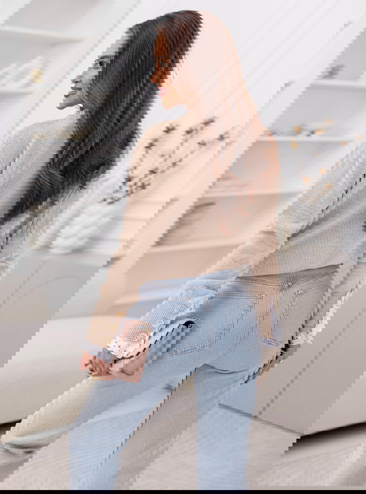 Beżowy sweter z koronką na rękawach...