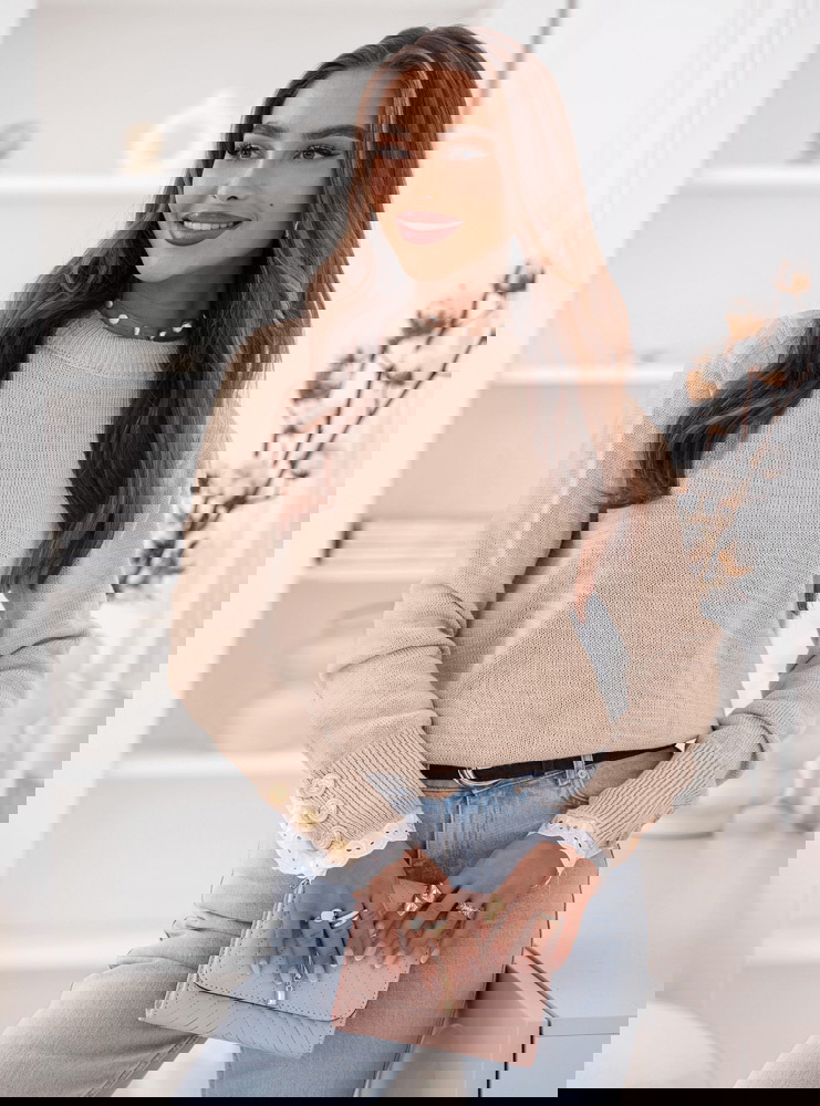 Beżowy sweter z koronką na rękawach...