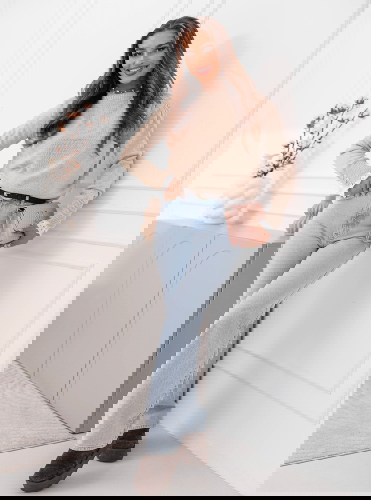 Beżowy sweter z koronką na rękawach...