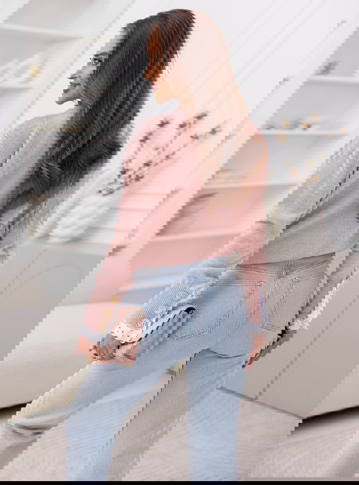 Pudrowy sweter z koronką na rękawach...