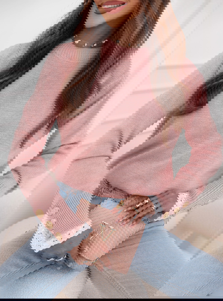 Pudrowy sweter z koronką na rękawach...