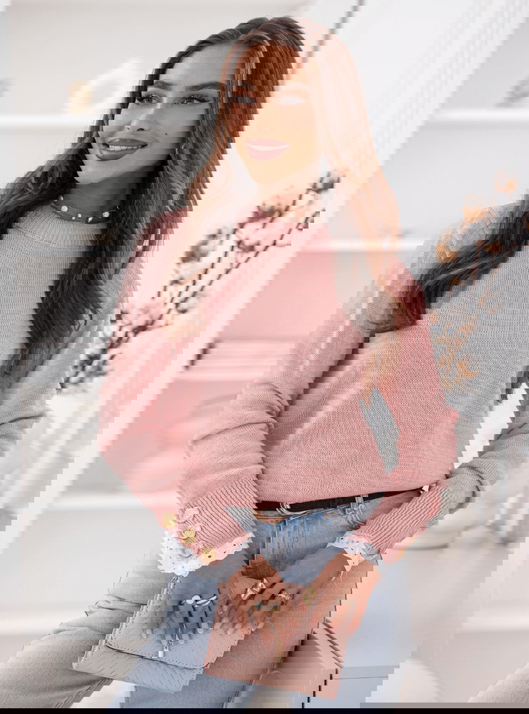 Pudrowy sweter z koronką na rękawach...