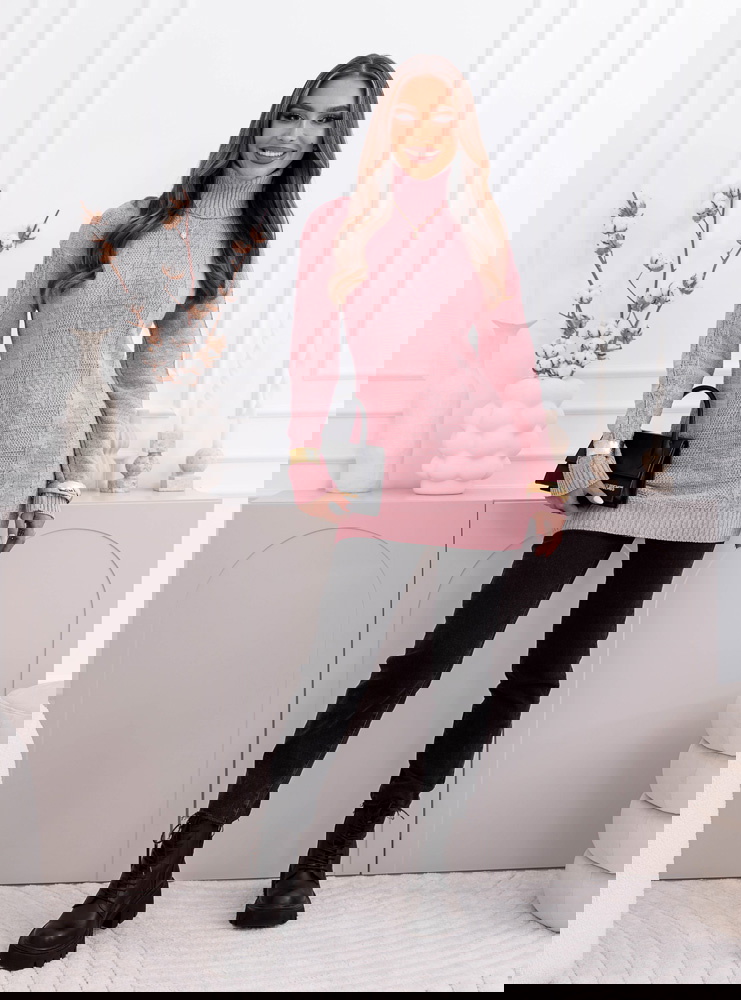 Pudrowy długi sweter z golfem Mirate