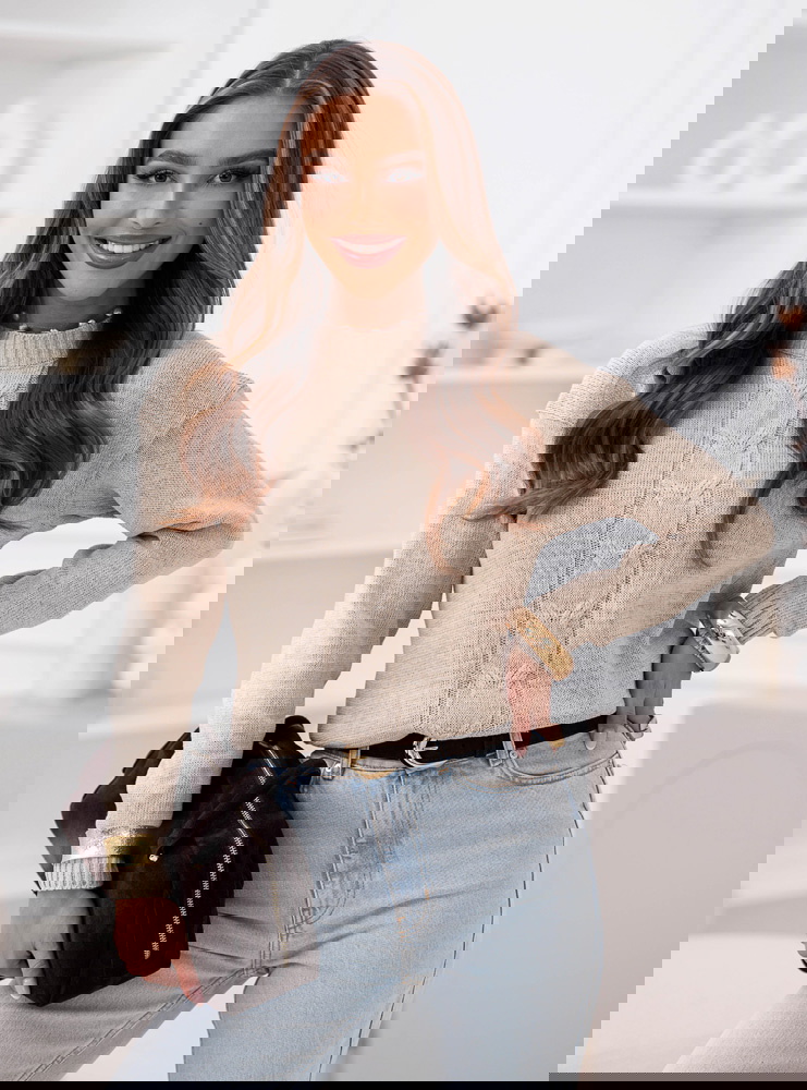 Beżowy sweter z warkoczykowym splotem...