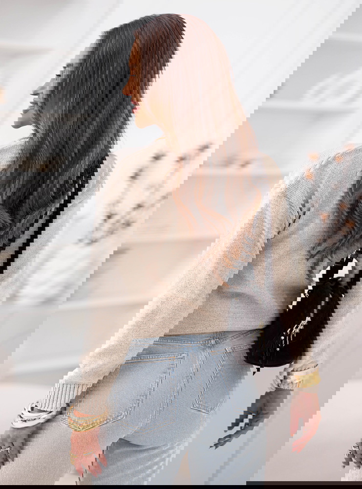 Beżowy sweter z warkoczykowym splotem...