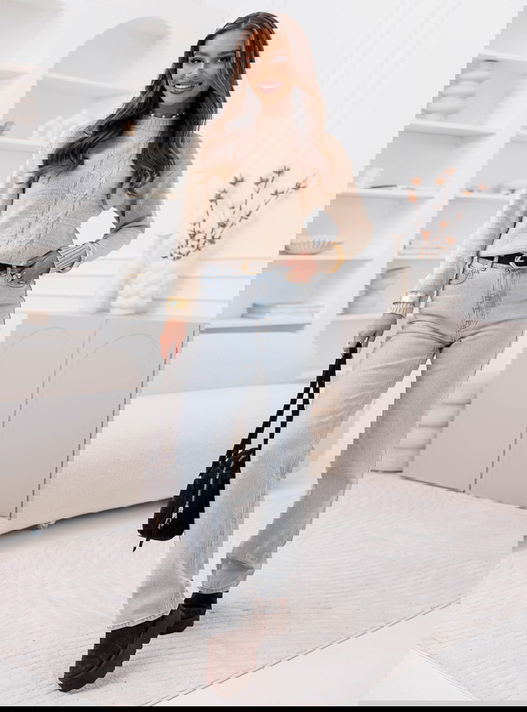 Beżowy sweter z warkoczykowym splotem...