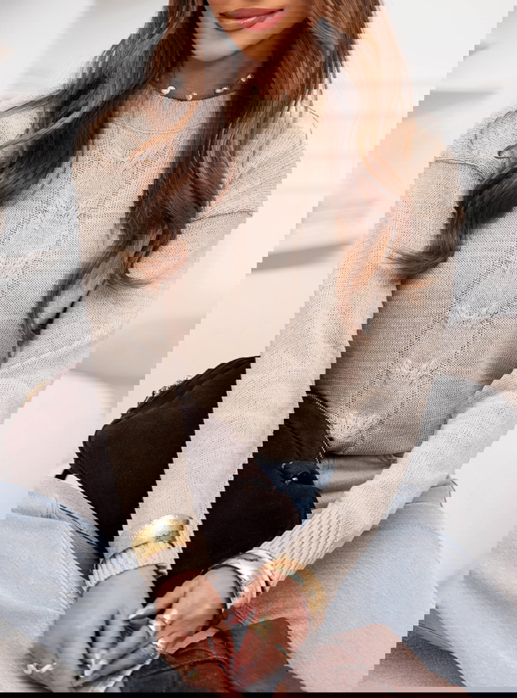 Beżowy sweter z warkoczykowym splotem...