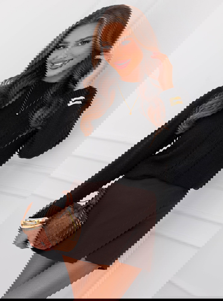 Czarny sweter z warkoczykowym splotem...