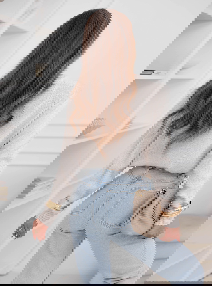 Beżowy sweter z guzikami Taurinaa