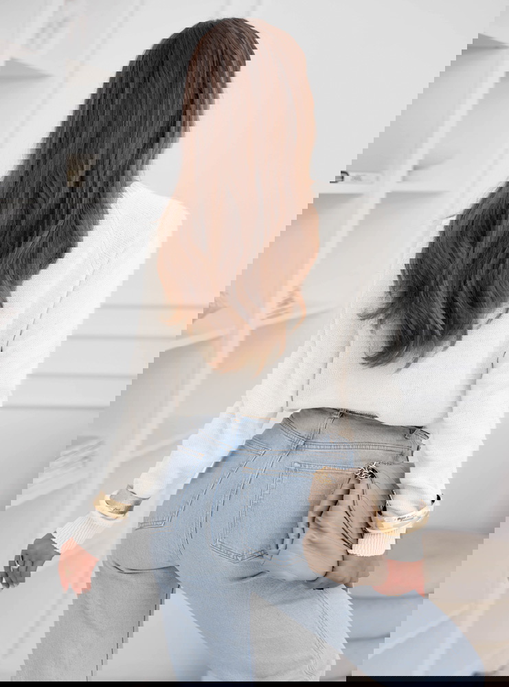 Sweter z guzikami Taurinaa - ecru