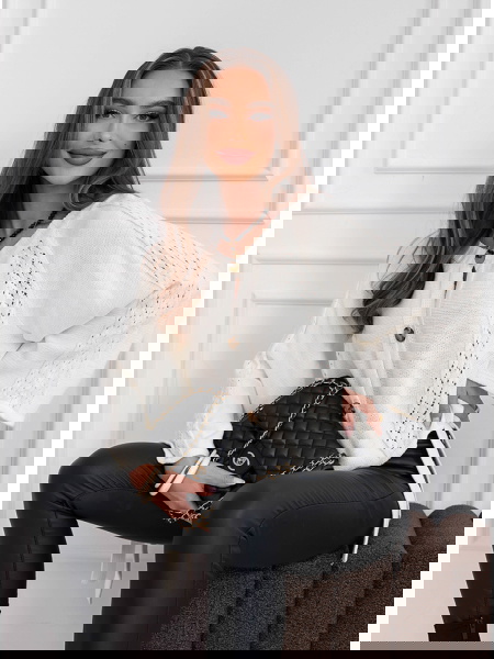 Sweter zapinany na guziki...