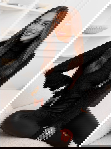 Czarny sweter z golfem Debroah 2