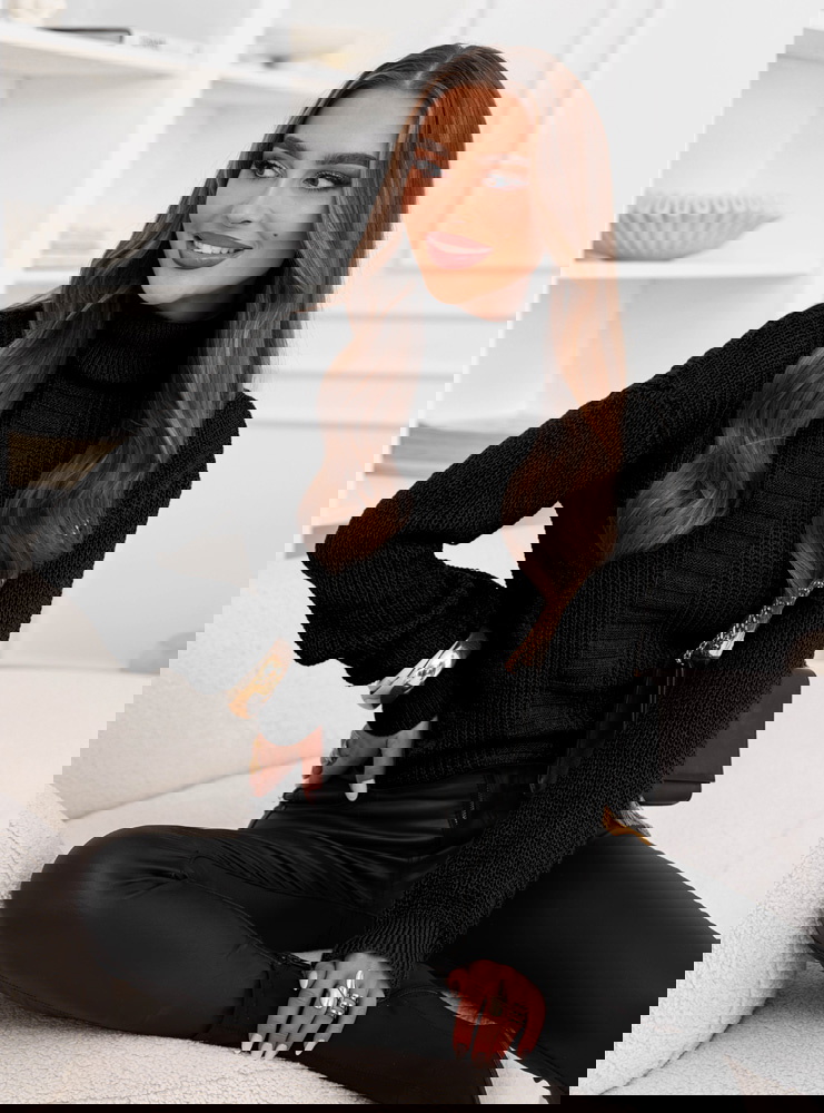 Czarny sweter z golfem Debroah