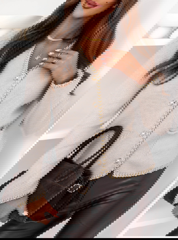 Beżowy sweter zapinany na guziki Latwina