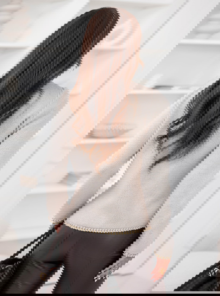 Beżowy sweter zapinany na guziki Latwina