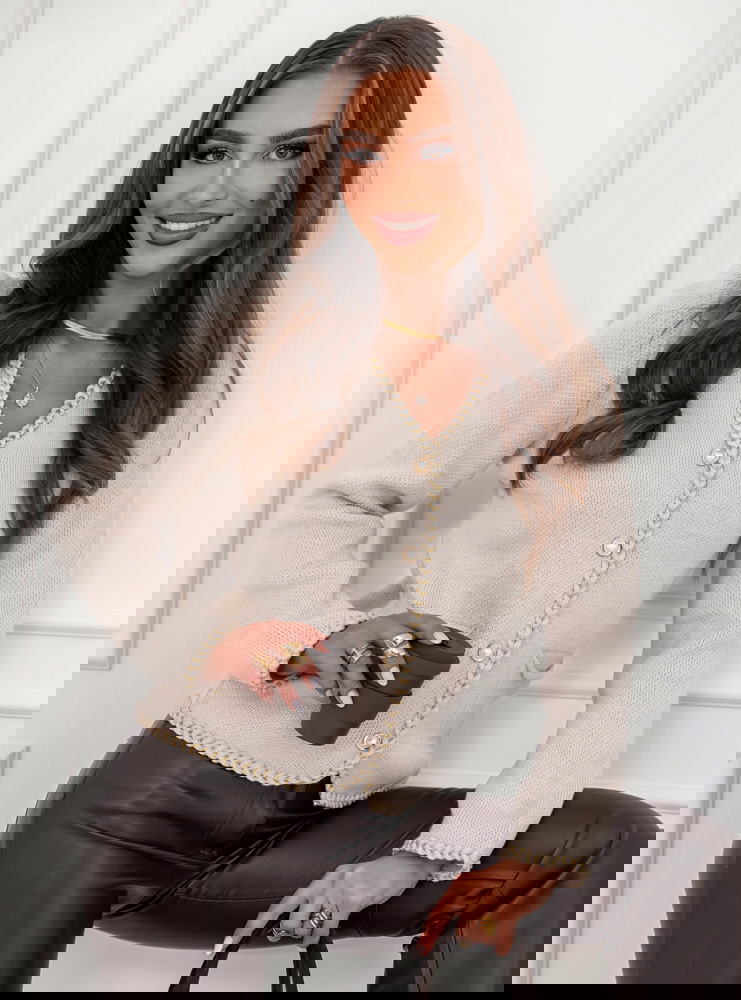 Beżowy sweter zapinany na guziki Latwina