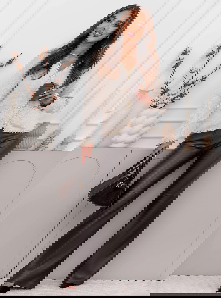 Beżowy sweter zapinany na guziki Latwina