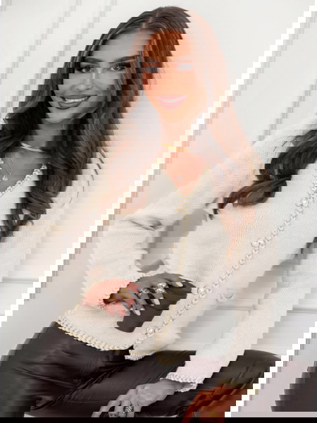 Sweter zapinany na guziki...