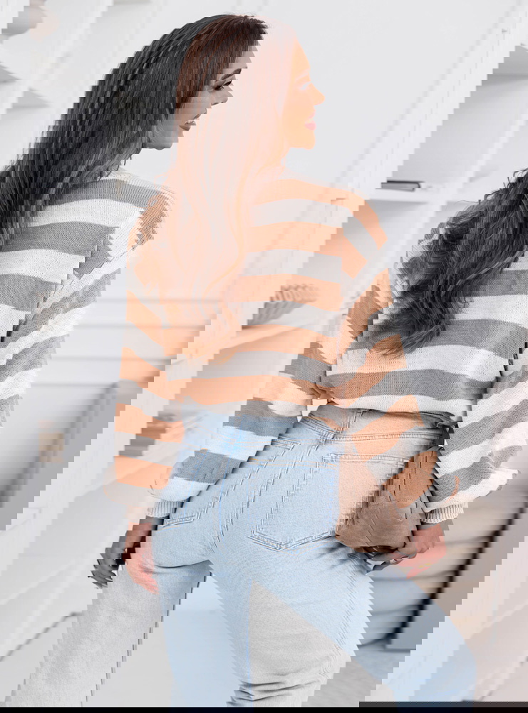 Beżowy sweter w paski Dukinea