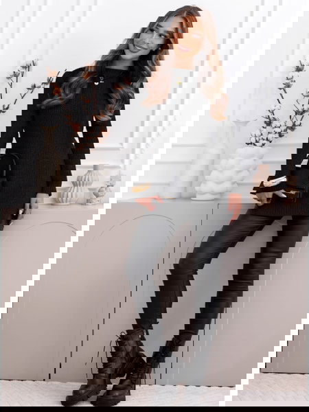 Czarny sweter z rozcięciami...