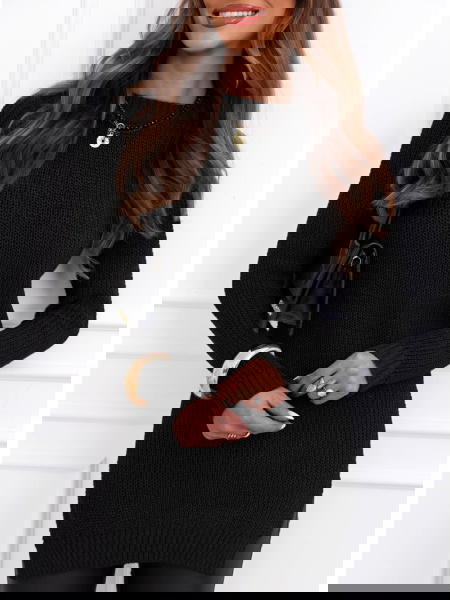 Czarny sweter z rozcięciami... 2
