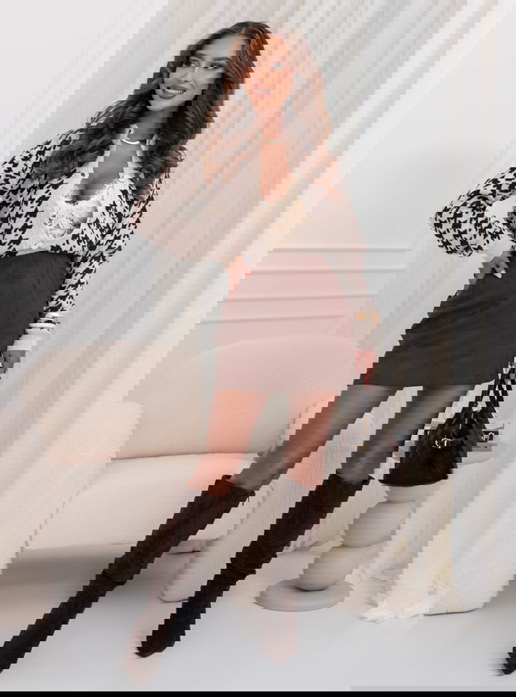 Sweter w pepitkę zapinany na guziki...