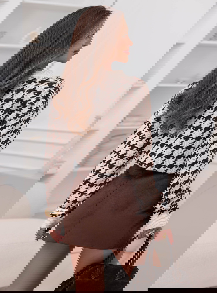 Sweter w pepitkę zapinany na guziki...