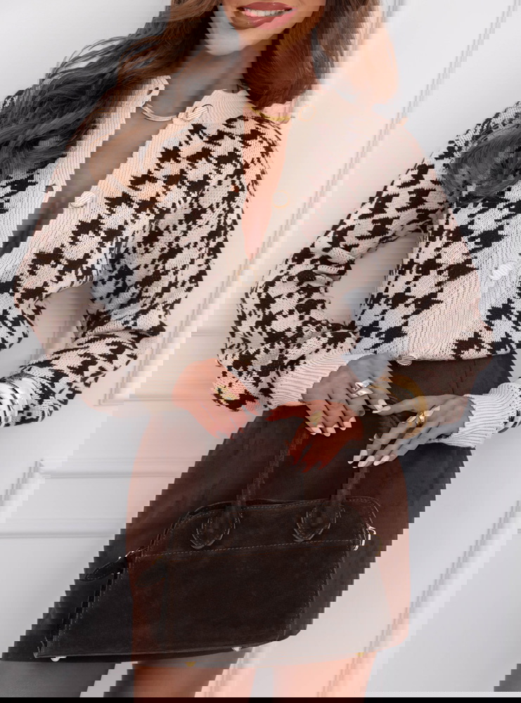 Sweter w pepitkę zapinany na guziki...