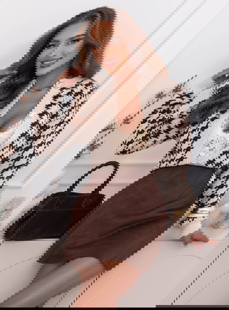 Sweter w pepitkę zapinany na guziki...