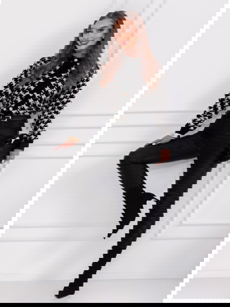 Czarny sweter w pepitkę...