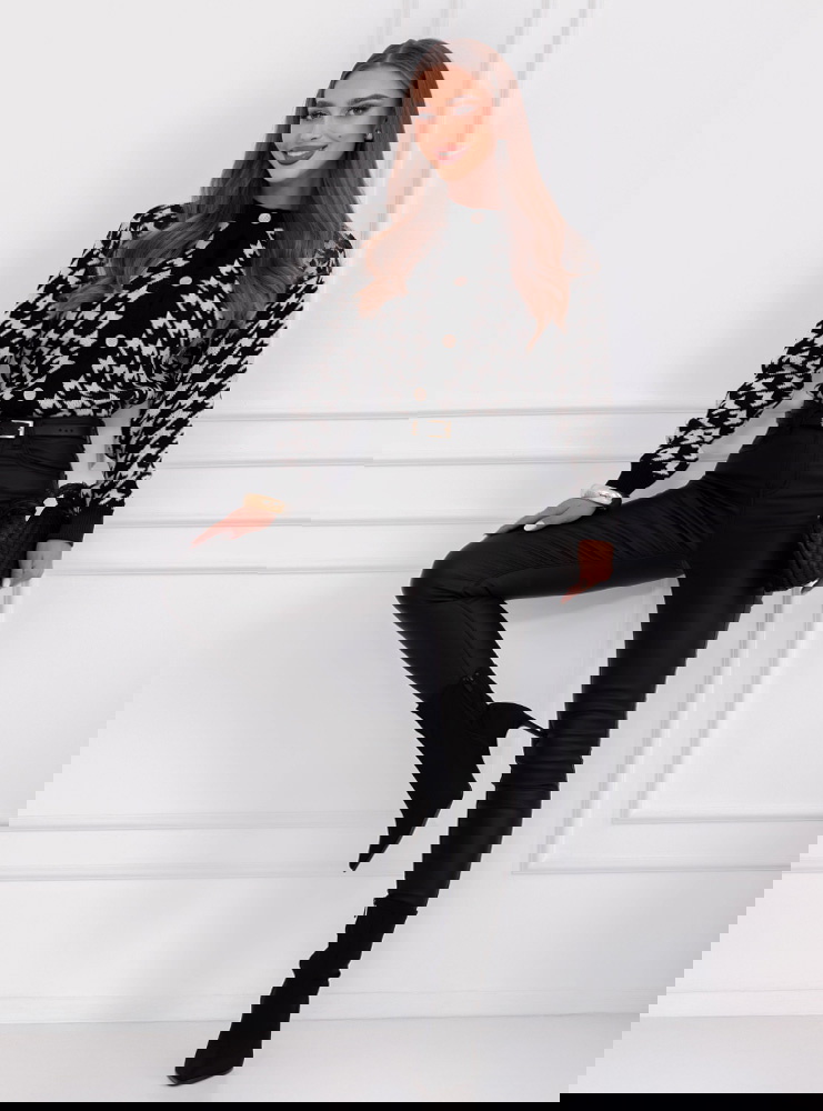 Czarny sweter w pepitkę zapinany na...