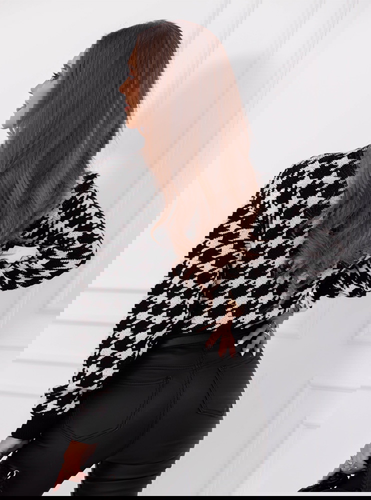 Czarny sweter w pepitkę zapinany na...