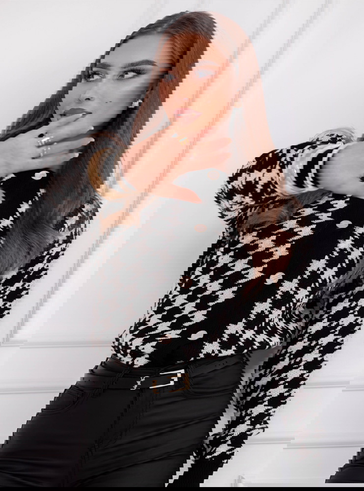 Czarny sweter w pepitkę zapinany na...