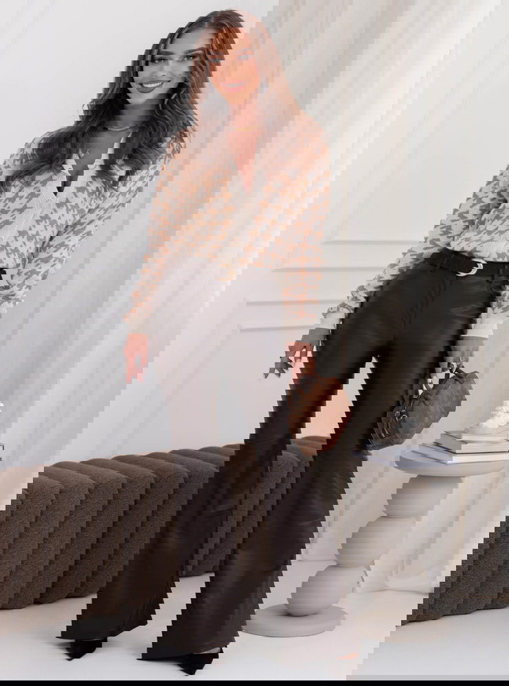 Beżowy sweter w pepitkę zapinany na...