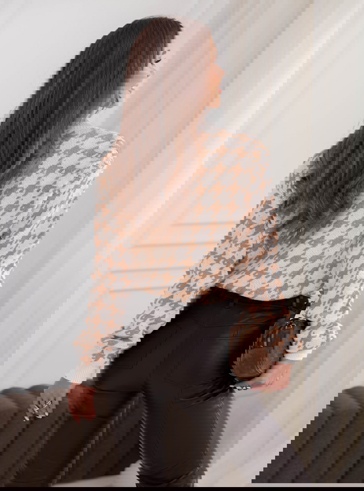 Beżowy sweter w pepitkę zapinany na...